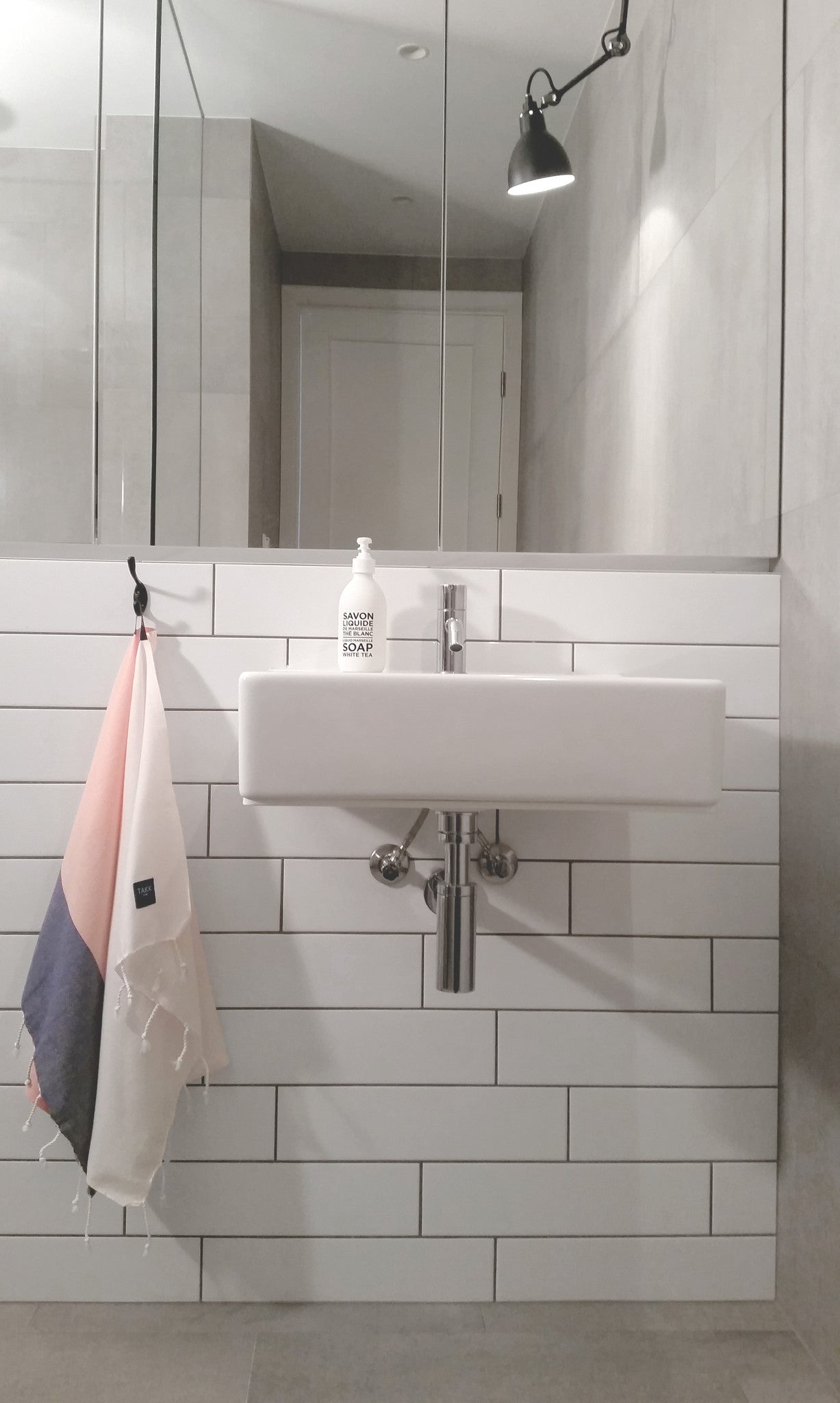 Luxurious hand towel. Perfect for everyday use and makes a stylish addition to your kitchen and bathroom. Soft, absorbent, light weight, quick drying, aesthetically pleasing, takes up little space. STANDARD 100 by OEKO-TEX®, eco-friendly certification. 100% quality cotton. White, navy, pink