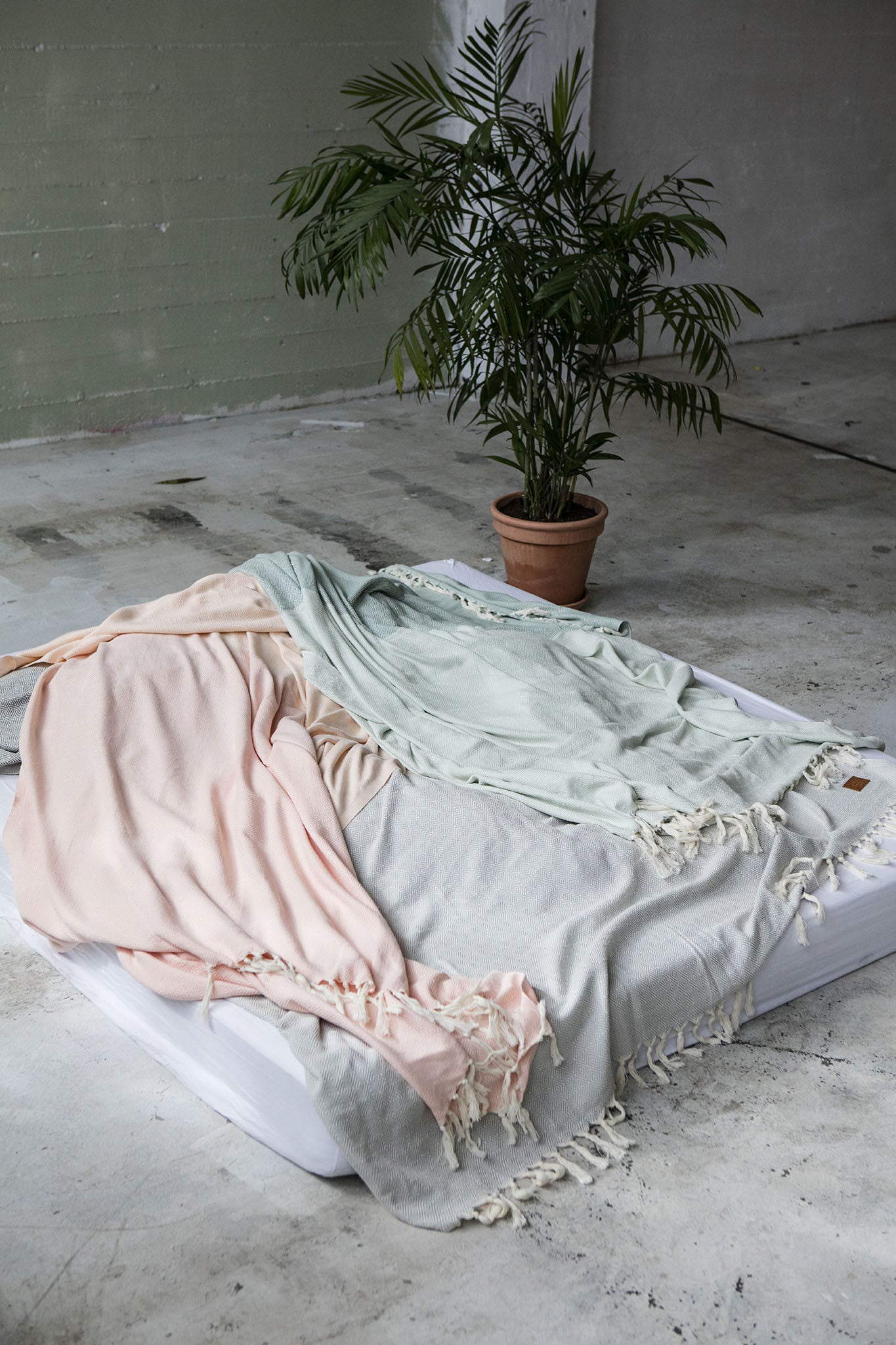 Soft and lightweight blanket. Ideal as a sofa blanket, a bed cover, a beach blanket, a picnic blanket and a table cloth. Aesthetically pleasing, takes up little space. STANDARD 100 by OEKO-TEX®, eco-friendly certification. 100% quality cotton