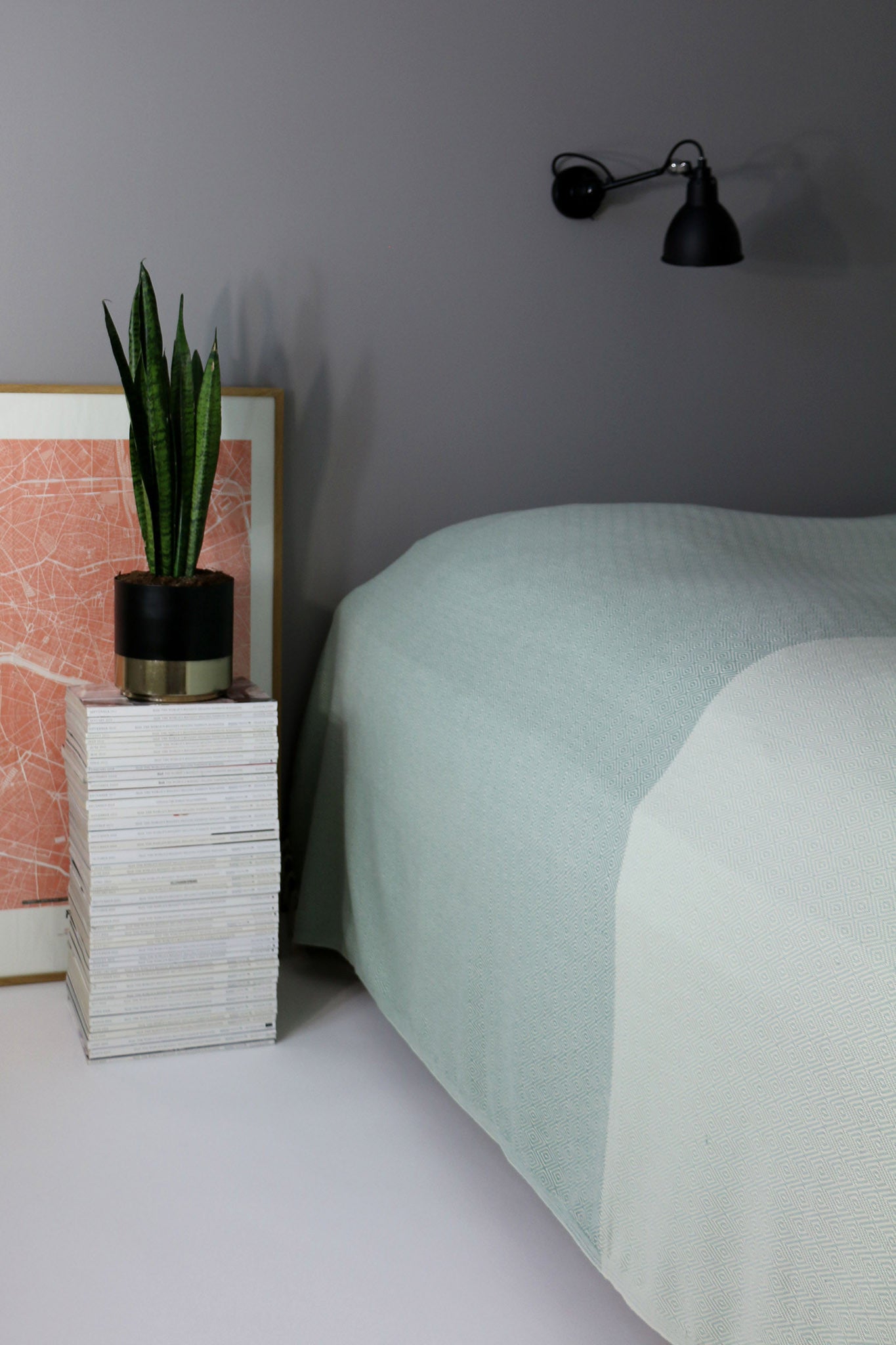Soft and lightweight blanket. Ideal as a sofa blanket, a bed cover, a beach blanket, a picnic blanket and a table cloth. Aesthetically pleasing, takes up little space. STANDARD 100 by OEKO-TEX®, eco-friendly certification. 100% quality cotton